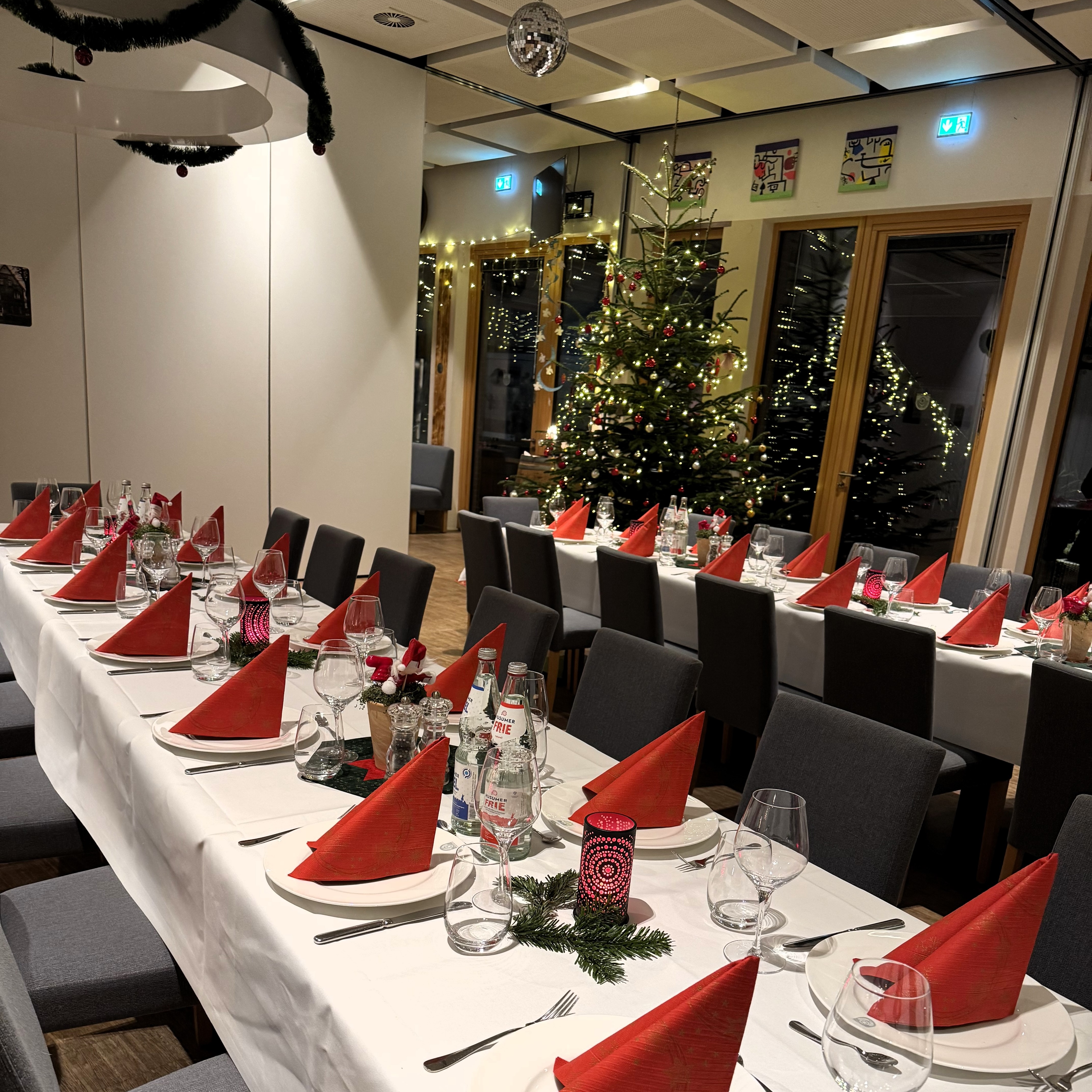 Innenbereich Markt Treff Inne Merrn. Weihnachtlich gedeckte Tische für eine Veranstaltung.